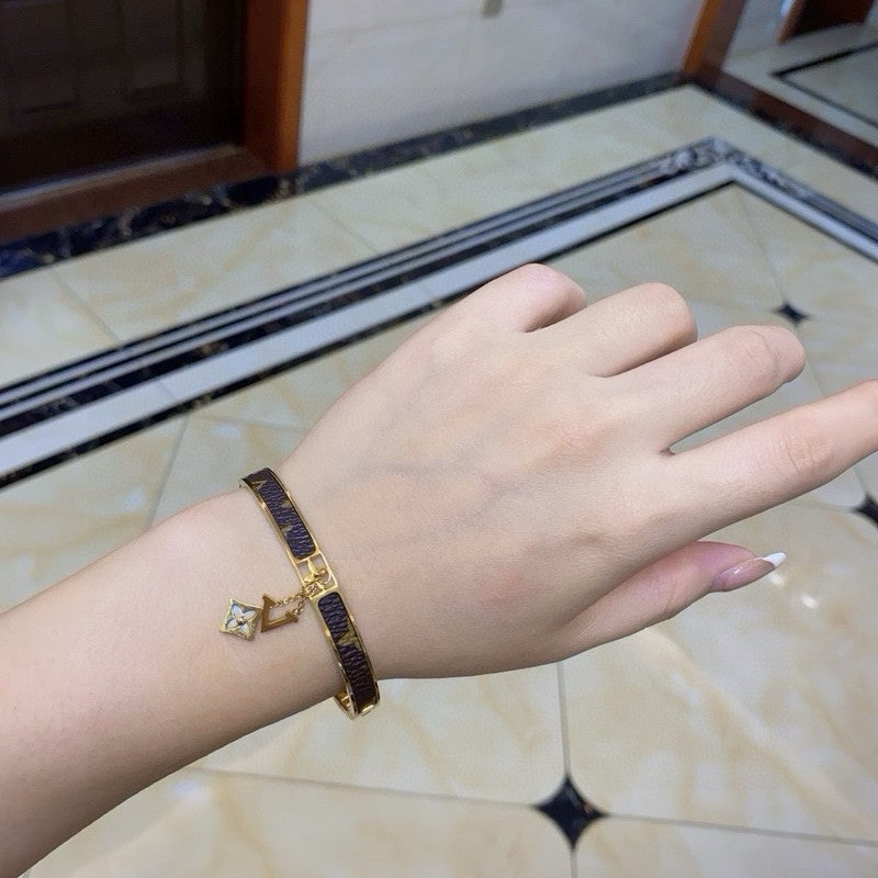 18K Louis Vintage Pendant Gold Bracelet