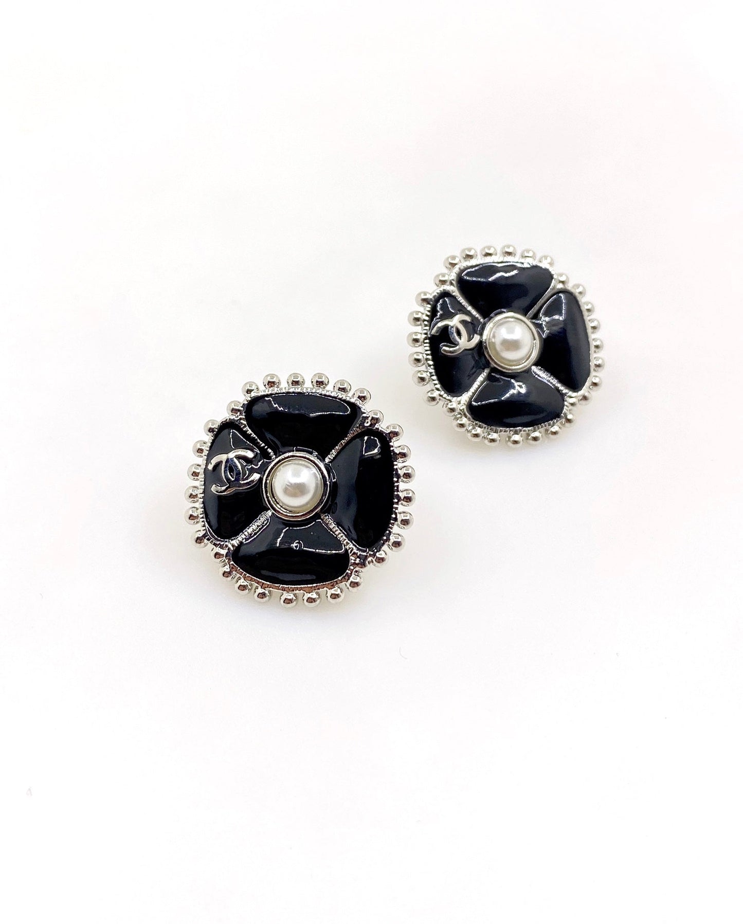18K CC Black Pearl Clover Earrings