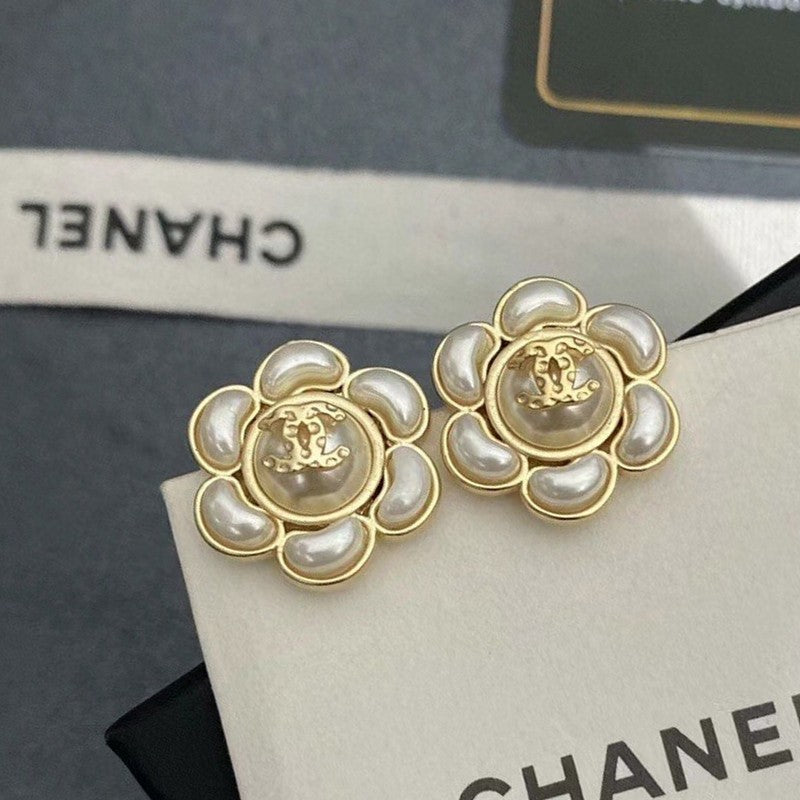 18K CC Flower Pearl Gold Earrings