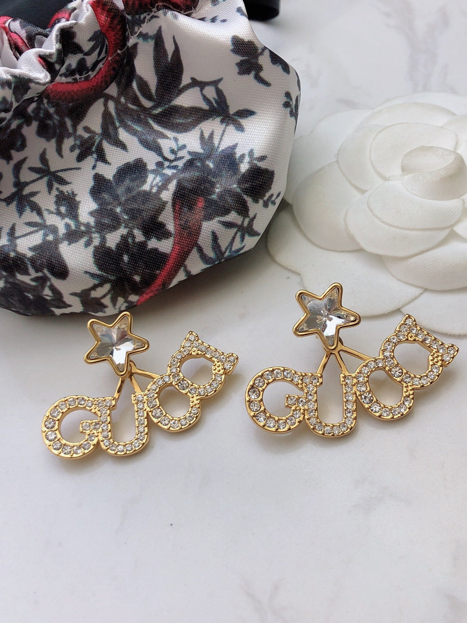 18K GG Script Star Earrings